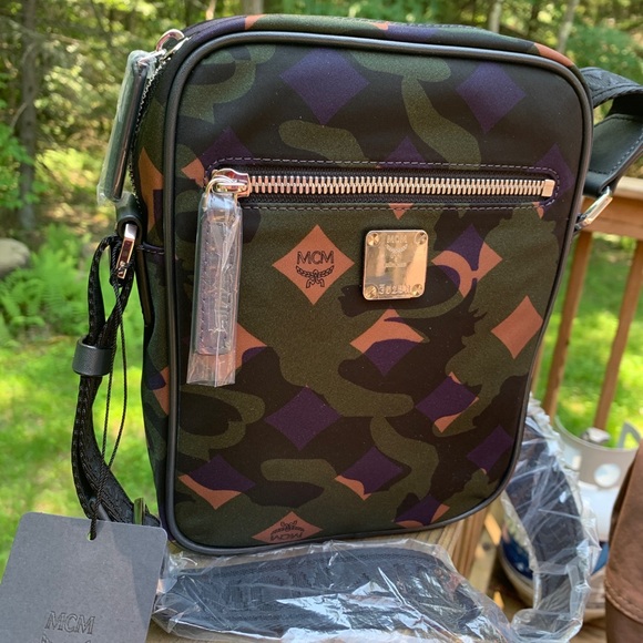 ⛔️SOlD⛔️Authentic MCM Nylon/Leather zip camo Crosb - Picture 4 of 13